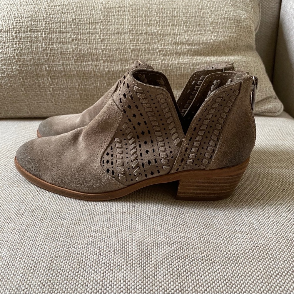 Vince Camuto Prasata Ankle taupe/gray Bootie.